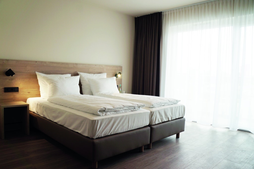 modernes Hotelzimmer mit Bett