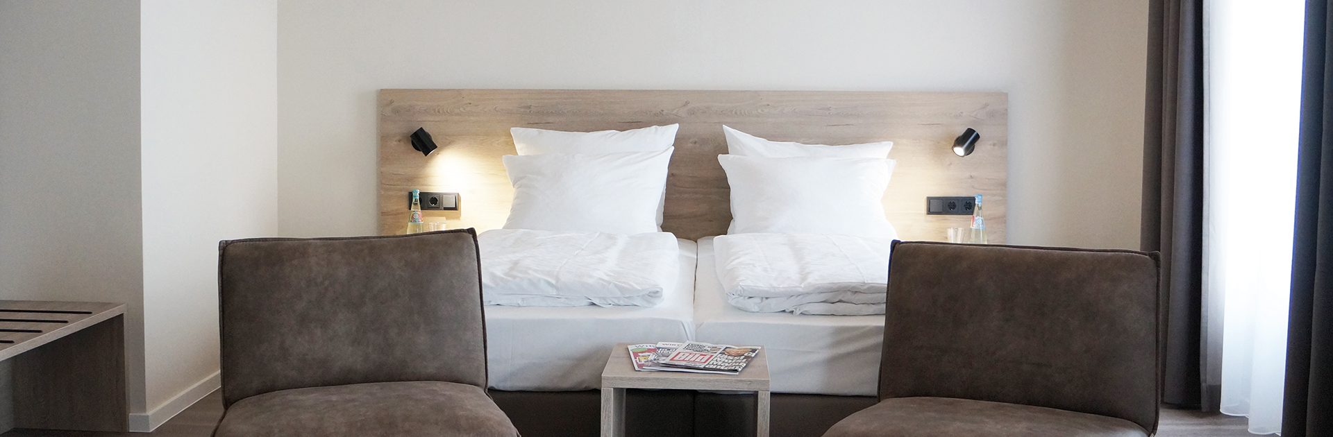 Hotelzimmer mit Bett und Sitzecke